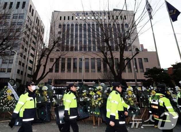 내란 우두머리 혐의를 받는 윤석열 대통령이 구속된 19일 오전 격분한 윤 대통령 지지자들이 난입해 기물이 파손된 서울 마포구 서울서부지방법원 앞에서 경찰 병력이 이동하고 있다. 윤 대통령은 이날 새벽 ‘12·3 비상계엄 사태’가 발생한지 47일 만이자, 고위공직자범죄수사처에 체포된 지 나흘 만에 구속됐다. 현직 대통령의 구속은 헌정사상 처음이다. 2025.1.19/뉴스1 ⓒ News1 오대일 기자
