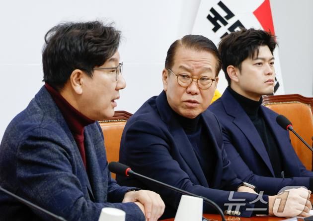권영세 국민의힘 비상대책위원장, 권성동 원내대표가 19일 오전 서울 여의도 국회에서 열린 윤석열 대통령 구속영장 발부 관련 긴급비상대책위원회의에 참석해 대화하고 있다. 2025.1.19/뉴스1 ⓒ News1 안은나 기자