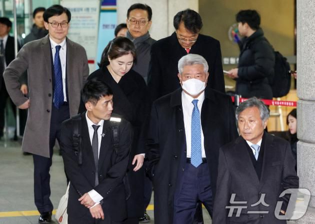 내란 우두머리 혐의로 체포된 윤석열 대통령의 법률대리인 김홍일·석동현·배진한 변호사 등이 18일 오후 서울 마포구 서울서부지방법원에서 열린 윤 대통령에 대한 영장실질심사가 종료된 뒤 법원을 떠나고 있다.(공동취재) 2025.1.18/뉴스1 ⓒ News1 민경석 기자