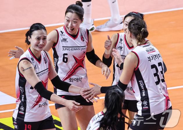 12일 오후 인천 부평구 인천삼산월드체육관에서 열린 여자배구 '2023-24 도드람 V리그' 흥국생명과 정관장의 경기에서 득점을 획득한 정관장 선수들이 기뻐하고 있다. 2024.11.12/뉴스1 ⓒ News1 이재명 기자