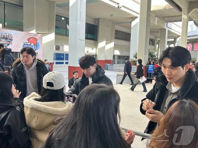 이정현, 김낙현, 안영준(왼쪽부터)이 19일 2024-25 KCC 프로농구 올스타전이 열리는 부산 사직체육관에서 팬서비스를 하고 있다. 2025.1.19/뉴스1 ⓒ News1 문대현 기자