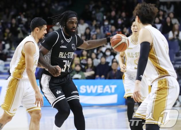 19일 오후 부산 사직실내체육관에서 열린 2024-2025 KCC 프로농구 올스타전 팀 크블몽과 팀 공아지의 경기에서 크블몽 자밀 워니가 공아지 수비에게 둘러싸여 있다. 2025.1.19/뉴스1 ⓒ News1 윤일지 기자