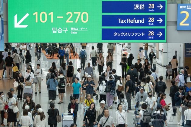 국군의날·개천절 징검다리 연휴를 앞둔 29일 인천국제공항 출국장이 여행객들로 붐비고 있다. 2024.9.29/뉴스1 ⓒ News1 이재명 기자
