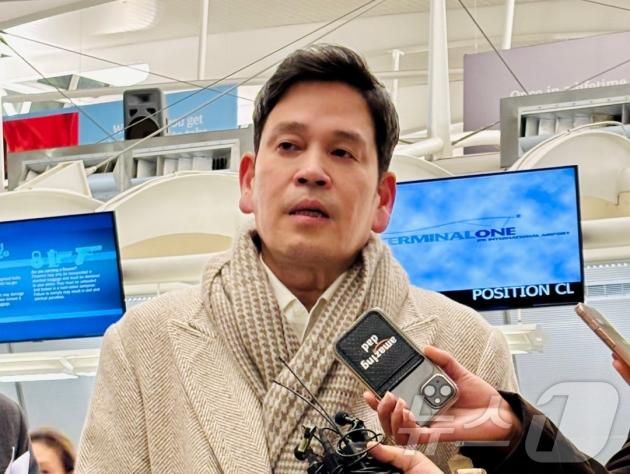 오는 20일(현지시간) 예정인 도널드 트럼프 대통령 취임식에 참석하기 위해 미국을 찾은 정용진 신세계그룹 회장이 17일 뉴욕 JFK 국제공항에서 취재진 질문에 답하고 있다.