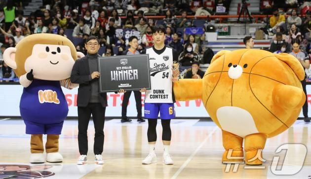 19일 오후 부산 사직실내체육관에서 열린 2024-2025 KCC 프로농구 올스타전 덩크 콘테스트 결선에서 우승을 차지한 삼성 조준희가 기념촬영을 하고 있다. 2025.1.19/뉴스1 ⓒ News1 윤일지 기자