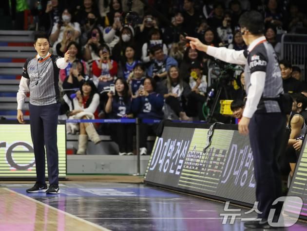 19일 오후 부산 사직실내체육관에서 열린 2024-2025 KCC 프로농구 올스타전 팀 크블몽과 팀 공아지의 경기에서 심판으로 투입된 크블몽 전희철 감독이 공아지 감독 조동현 심판에게 테크니컬 파울을 부여받고 있다. 2025.1.19/뉴스1 ⓒ News1 윤일지 기자