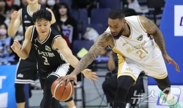 19일 오후 부산 사직실내체육관에서 열린 2024-2025 KCC 프로농구 올스타전 팀 크블몽과 팀 공아지의 경기에서 크블몽 허웅이 공아지 숀 롱과 볼다툼을 벌이고 있다. 2025.1.19/뉴스1 ⓒ News1 윤일지 기자