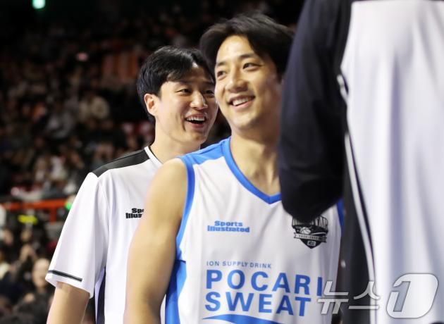 19일 오후 부산 사직실내체육관에서 열린 2024-2025 KCC 프로농구 올스타전 3점슛 콘테스트에 앞서 KCC 허웅과 KT 허훈이 환하게 웃고 있다. 2025.1.19/뉴스1 ⓒ News1 윤일지 기자