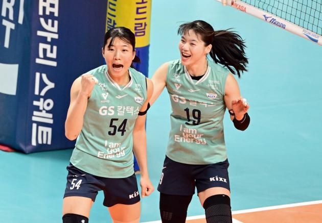 페퍼저축은행전에서 득점 후 기뻐하는 GS칼텍스 선수들(한국배구연맹 제공)