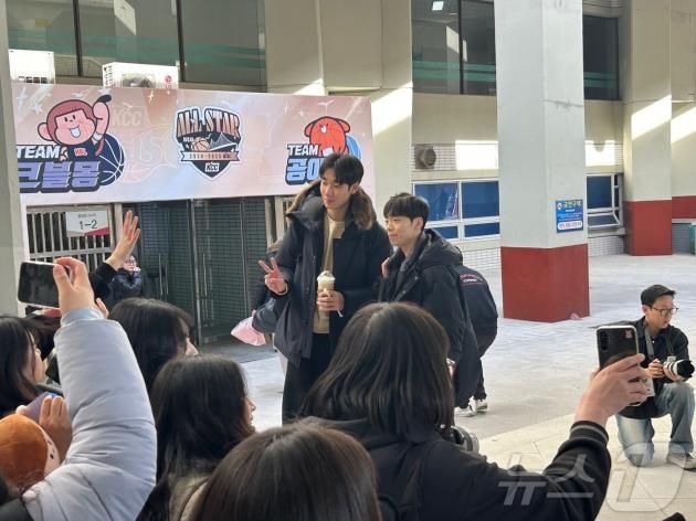 이원석, 이재도(왼쪽부터)가 19일 2024-25 KCC 프로농구 올스타전이 열리는 부산 사직체육관에서 팬서비스를 하고 있다. 2025.1.19/뉴스1 ⓒ News1 문대현 기자