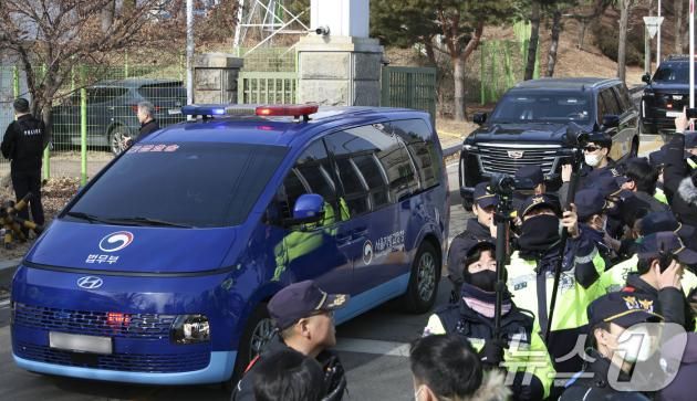 윤석열 대통령의 구속 전 피의자심문(영장실질심사)를 앞둔 18일 오후 경기 의왕시 서울구치소에서 윤 대통령을 태운 호송 차량들이 서부지법으로 이동하고 있다. (공동취재)2025.1.18/뉴스1 ⓒ News1 박세연 기자