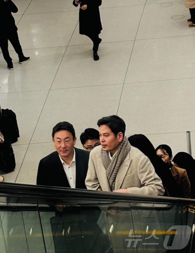 오는 20일(현지시간) 예정인 도널드 트럼프 대통령 취임식에 참석할 예정인 정용진 신세계그룹 회장이 17일 뉴욕 JFK 국제공항을 통해 입국하고 있다.