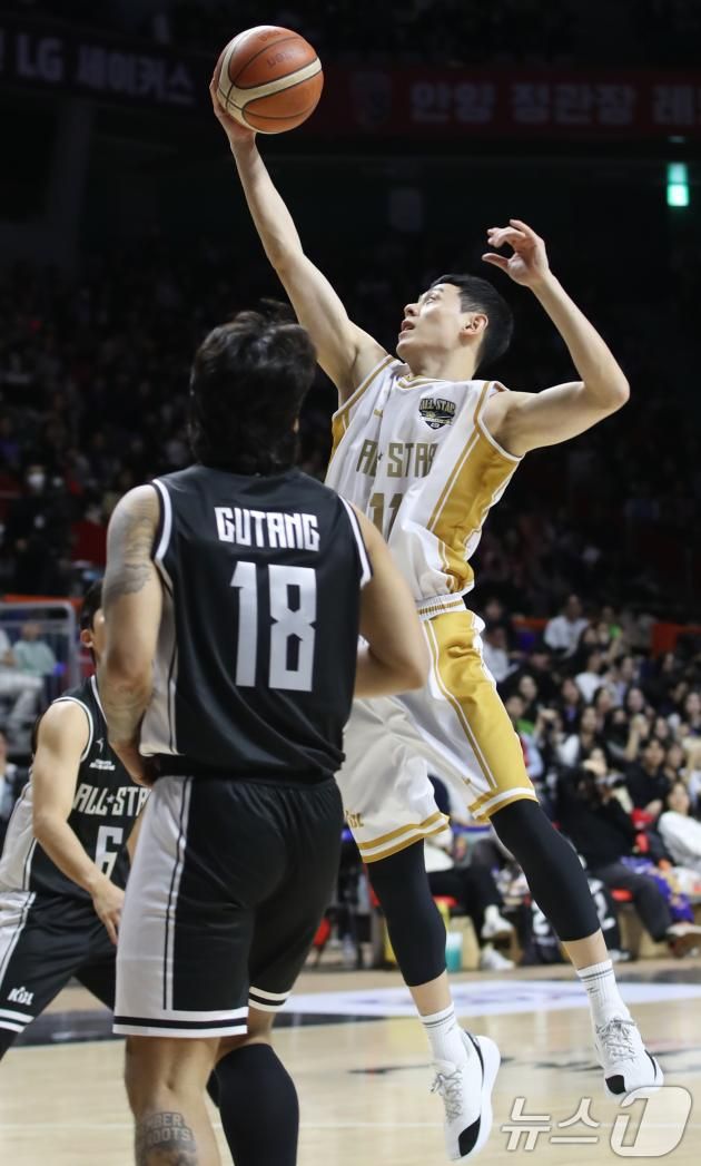 19일 오후 부산 사직실내체육관에서 열린 2024-2025 KCC 프로농구 올스타전 팀 크블몽과 팀 공아지의 경기에서 공아지 이관희가 리바운드하고 있다. 2025.1.19/뉴스1 ⓒ News1 윤일지 기자