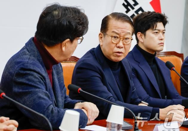 권영세 국민의힘 비상대책위원장(오른쪽)과 권성동 원내대표가 19일 오전 서울 여의도 국회에서 열린 윤석열 대통령 구속영장 발부 관련 긴급비상대책위원회의에 참석해 대화하고 있다. 2025.1.19/뉴스1 ⓒ News1 안은나 기자