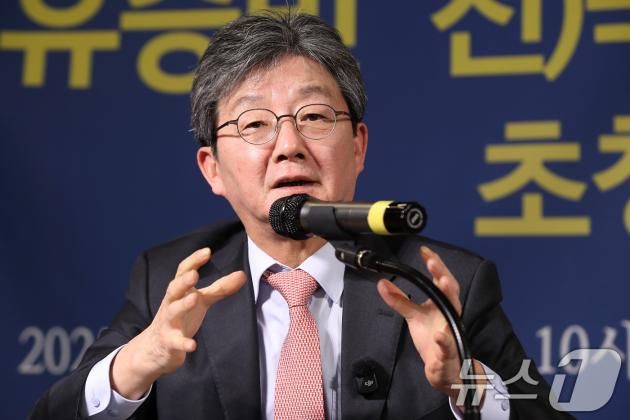 유승민 전 국민의힘 의원이 14일 오전 대구 남구 이천동 대구아트파크에서 열린 아시아포럼21 초청토론회에 참석해 취재진 질의에 답하고 있다. 2025.1.14/뉴스1 ⓒ News1 공정식 기자