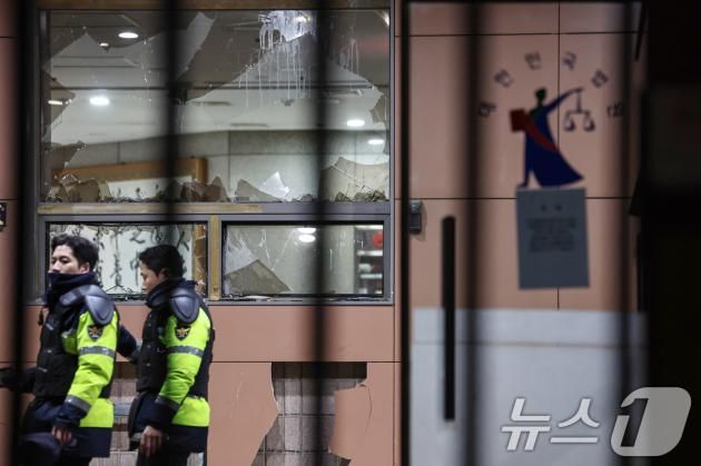 19일 새벽 서울 마포구 서울서부지방법원에 윤석열 대통령에 대한 구속영장 발부 소식에 격분한 윤 대통령 지지자들이 난입해 유리창과 법원 건물 벽면 등을 파손한 흔적이 남아 있다. 2025.1.19/뉴스1 ⓒ News1 민경석 기자