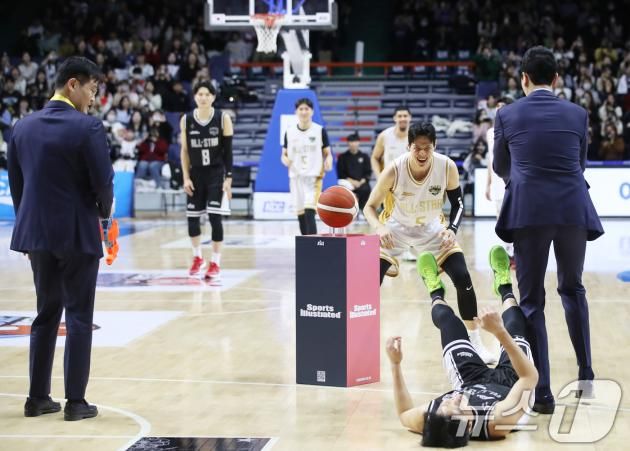 19일 오후 부산 사직실내체육관에서 열린 2024-2025 KCC 프로농구 올스타전 팀 크블몽과 팀 공아지의 경기에서 크블몽 전희철 감독, 공아지 조동현 감독을 비롯한 양 팀 선수들이 오징어게임 '무궁화 꽃이 피었습니다' 게임을 하고 있다. 2025.1.19/뉴스1 ⓒ News1 윤일지 기자