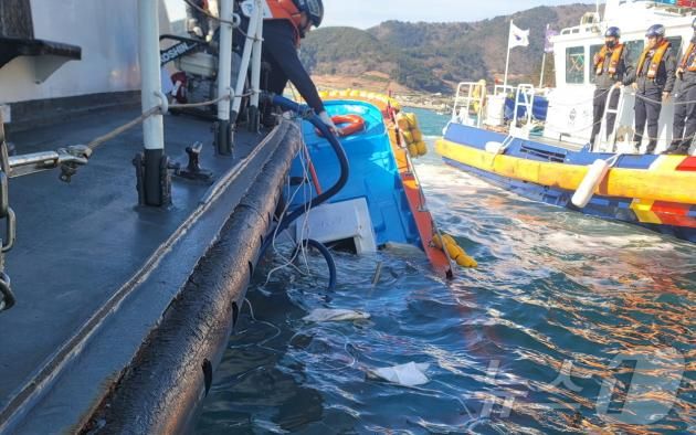 19일 오후 2시 36분쯤 전남 여수시 돌산 작금항 인근 해상에서 레저보트가 침수돼 해경이 구조 작업을 벌이고 있다.(여수해경 제공) 2025.1.19/뉴스1