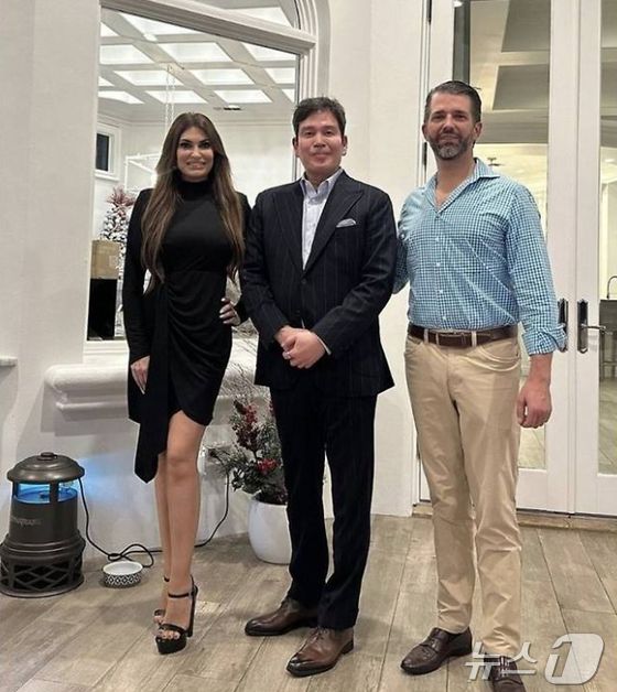 정용진 신세계그룹 회장이 지난해 1월 도날드 트럼프 당선인의 장남인 트럼프주니어 부부와 함께 한 사진.(정용진 회장 인스타그램)