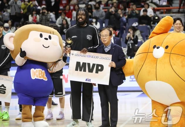 19일 오후 부산 사직실내체육관에서 열린 2024-2025 KCC 프로농구 올스타전에서 MVP를 수상한 팀 크블몽 자밀 워니가 이수광 KBL 총재와 기념촬영을 하고 있다. 2025.1.19/뉴스1 ⓒ News1 윤일지 기자