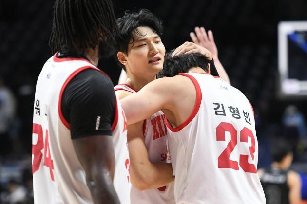 서울 SK는 1일 열린 2024-25 프로농구 창원 LG전에서 막판 안영준(가운데)의 결정적 활약으로 77-74로 승리했다. (KBL 제공)