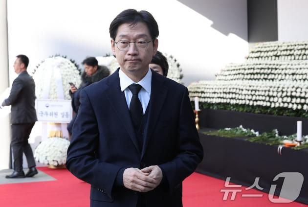 김경수 전 경남도지사가 31일 서울시청 본관 앞에 마련된 제주항공 여객기 희생자 합동분향소에서 조문을 마치고 나오고 있다. (공동취재) 2024.12.31/뉴스1 ⓒ News1 이동해 기자