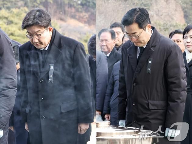 권성동 국민의힘 원내대표(왼쪽)와 박찬대 더불어민주당 원내대표가 2025년 을사년(乙巳年) 첫 날인 1일 오전 서울 동작구 국립서울현충원을 찾아 참배한 후 묵념하고 있다. 2025.1.1/뉴스1 ⓒ News1 민경석 기자