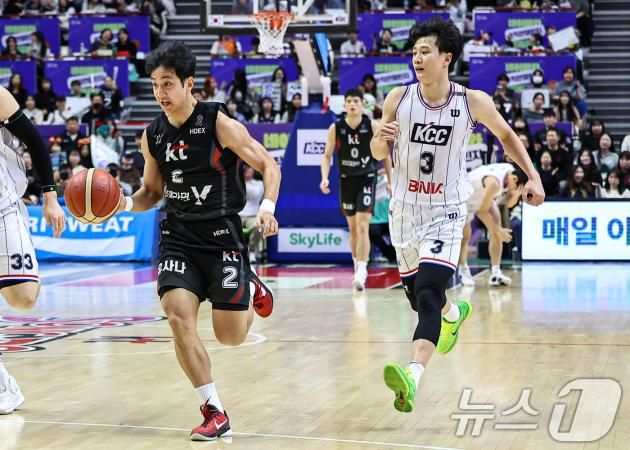 1일 경기 수원시 권선구 수원KT소닉붐아레나에서 열린 '2024-2025 KCC 프로농구' 정규리그 수원 KT 소닉붐과 부산 KCC의 경기, KT 허훈가 KCC 허웅이 경기에 임하고 있다. 2025.1.1/뉴스1 ⓒ News1 김도우 기자
