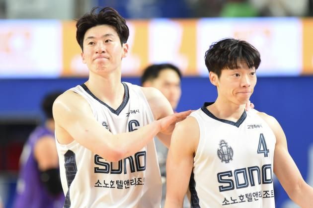고양 소노의 이정현(왼쪽)과 이재도. (KBL 제공)