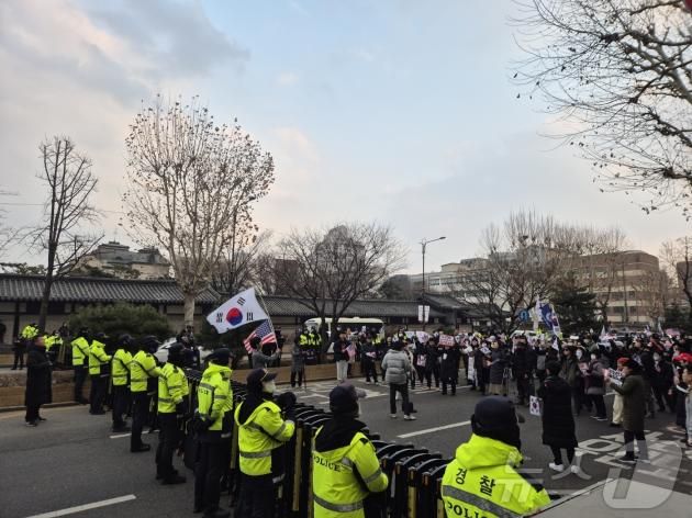 19일 오후 윤석열 대통령 지지자들이 서울 종로구 헌법재판소 방향으로 행진하고 있다. ⓒ 뉴스1 남해인 기자