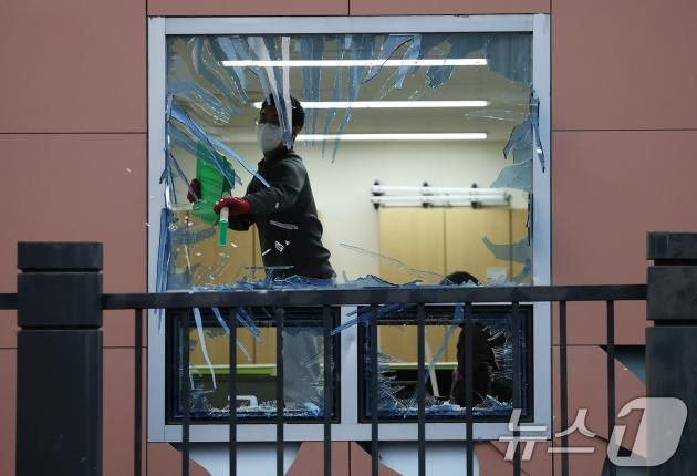 19일 오후 윤석열 대통령 지지자들의 폭력 난입 사태가 발생한 서울 마포구 서울서부지방법원에서 관계자들이 파손된 유리창 등 폐기물을 치우고 있다. 2025.1.19/뉴스1 ⓒ News1 오대일 기자