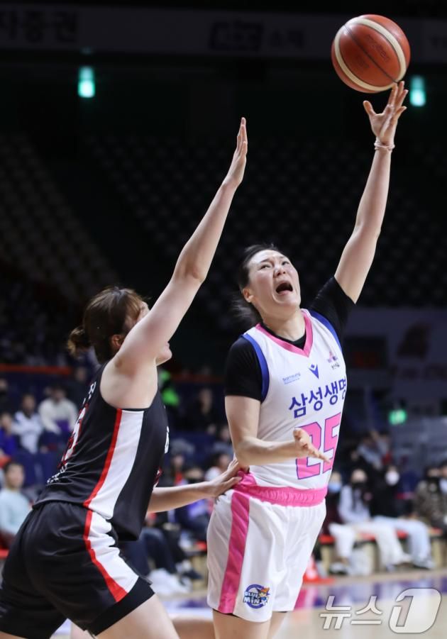 16일 오후 부산 사직실내체육관에서 열린 하나은행 2024-2025 여자프로농구 부산 BNK 썸과 용인 삼성생명 블루밍스의 경기에서 삼성생명 배혜윤이 BNK 썸 박성진을 피해 슛을 하고 있다. 2025.1.16/뉴스1 ⓒ News1 윤일지 기자