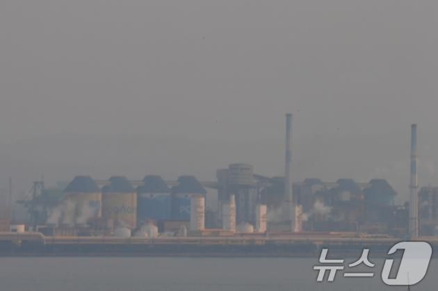 20일 오후 포스코 포항제철소 주변이 희뿌연 미세먼지에 뒤덮여 있다. 2025.1.20/뉴스1 ⓒ News1 최창호 기자
