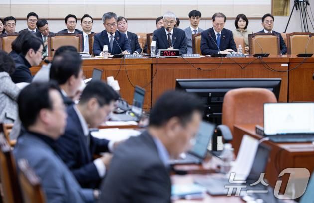 천대엽 법원행정처 처장이 20일 오전 서울 여의도 국회에서 열린 제421회 국회(임시회) 법제사법위원회(법사위) 제2차 전체회의에서 서울서부지방법원 소요사태 관련 보고를 하고 있다. 2025.1.20/뉴스1 ⓒ News1 이재명 기자