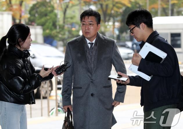 ‘150억 원대 부당대출’ 혐의로 구속영장이 재청구된 김기유 전 태광그룹 경영협의회 의장의 구속 전 피의자심문(영장실질심사)이 열린 21일 오전 서울 마포구 서울서부지방법원에서 김 전 의장의 변호인이 재판에 참석하며 취재진의 질문에 답하고 있다. 2024.11.21/뉴스1 ⓒ News1 오대일 기자