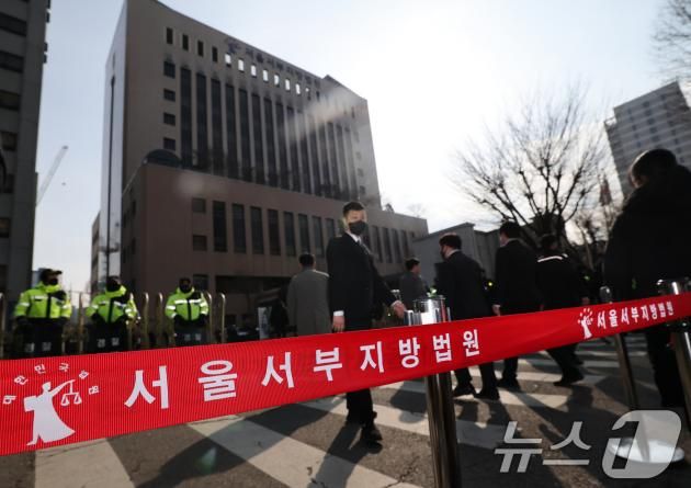 내란 우두머리 혐의를 받는 윤석열 대통령이 구속된 19일 오전 격분한 윤 대통령 지지자들의 난입 사태가 발생한 서울 마포구 서울서부지방법원 정문에서 경찰이 현장을 통제하고 있다. 2025.1.19/뉴스1 ⓒ News1 오대일 기자