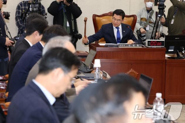 신정훈 국회 행안위원장이 20일 오후 서울 여의도 국회에서 열린 행정안전위원회 전체회의 서부지법 불법 폭력점거 시위사태 관련 긴급현안질의에서 의사봉을 두드리고 있다.2025.1.20/뉴스1 ⓒ News1 이광호 기자