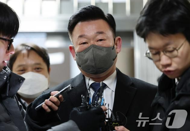 윤석열 대통령 체포영장 집행 방해 관련 특수공무집행방해 혐의를 받는 이광우 대통령경호처 본부장이 18일 오전 서울 서대문구 국가수사본부로 조사를 받기위해 출석하며 취재진 질문에 답하고 있다. 2025.1.18/뉴스1 ⓒ News1 박세연 기자