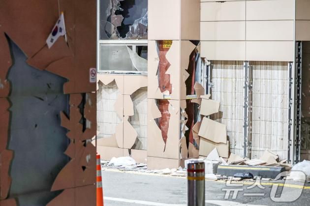 19일 새벽 서울 마포구 서울서부지방법원에 윤석열 대통령에 대한 구속영장 발부 소식에 격분한 윤 대통령 지지자들이 난입해 유리창과 법원 건물 벽면 등을 파손한 흔적이 남아 있다. 2025.1.19/뉴스1 ⓒ News1 민경석 기자