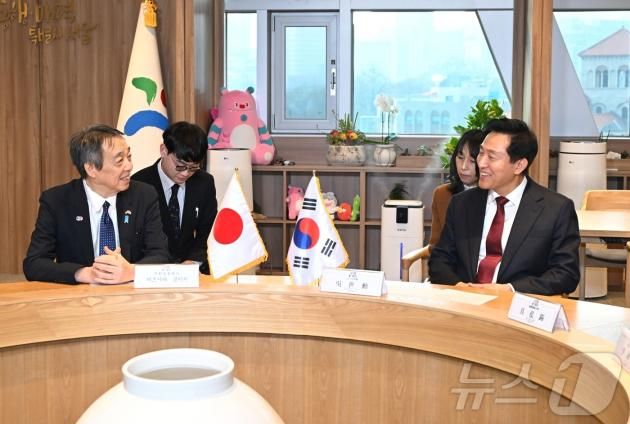 오세훈 서울시장이 20일 오후 서울시청을 찾은 미즈시마 코이치 주한일본대사와 대화를 나누고 있다. (서울시 제공)