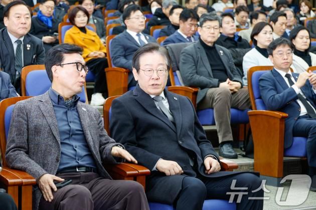 이재명 더불어민주당 대표(오른쪽)와 김민석 최고위원이 19일 오후 서울 여의도 국회에서 열린 비상의원총회에 참석해 대화하고 있다. 2025.1.19/뉴스1 ⓒ News1 안은나 기자