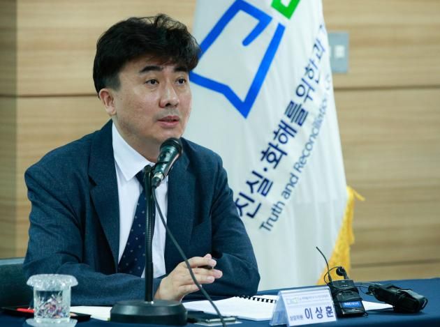 이상훈 진실·화해를위한과거사정리위원회 상임위원이 25일 서울 중구 진화위에서 열린 2기 진실화해위원회 조사개시 2주년 기자간담회에서 인사말을 하고 있다. 2023.5.25/뉴스1 ⓒ News1 안은나 기자
