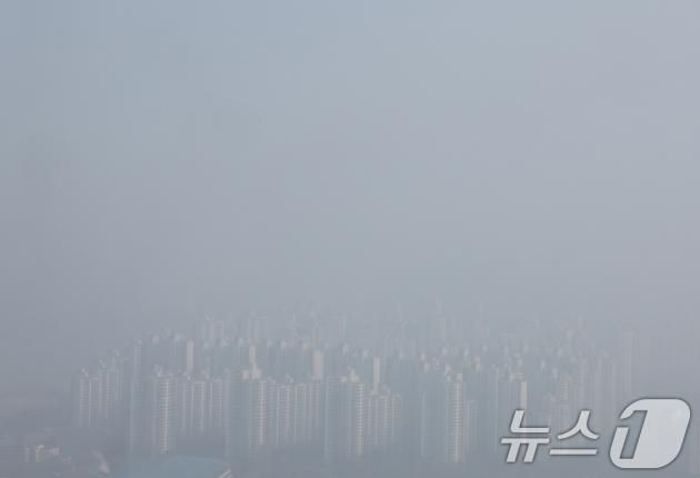 수도권에 이번 겨울 첫 고농도 미세먼지 비상저감조치가 시행된 21일 오후 서울 강남구 트레이드타워에서 바라본 서울 도심이 뿌옇게 보이고 있다. 2025.1.21/뉴스1 ⓒ News1 황기선 기자