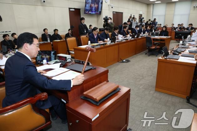 신정훈 국회 행안위원장이 20일 오후 서울 여의도 국회에서 열린 행정안전위원회 전체회의 서부지법 불법 폭력점거 시위사태 관련 긴급현안질의에서 의사봉을 두드리고 있다.2025.1.20/뉴스1 ⓒ News1 이광호 기자