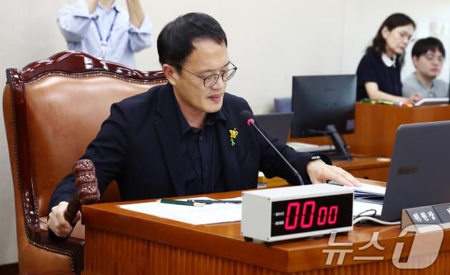 박주민 보건복지위원장이 28일 오전 서울 여의도 국회에서 열린 보건복지위원회 전체회의에서 진료지원(PA) 간호사의 의료 행위를 법으로 보호하는 것을 골자로 하는 간호법 제정안을 통과시키고 있다. 2024.8.28/뉴스1 ⓒ News1 김민지 기자