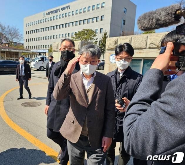 지난해 3월 21일 오후 강동석 SPL 전 대표이사가 수원지법 평택지원 형사6단독 박효송 판사 심리로 열린 중대재해처벌법 위반, 산업안전보건법 위반 및 업무상 과실치사 등 혐의 첫 공판을 마친 뒤 법원을 나서고 있다. 2024.3.21/뉴스1 ⓒ News1 김기현 기자