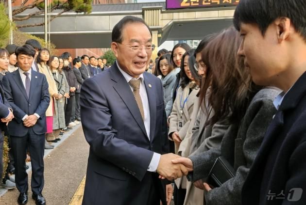 대법원에서 당선 무효형이 확정된 하윤수 부산시교육감이 지난해 12일 부산시교육청에서 직원들과 인사하며 청을 나서고 있다.2024.12.12/뉴스1 ⓒ News1 조아서 기자