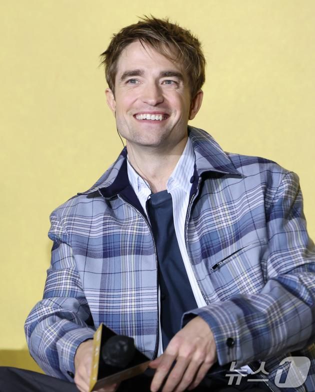 배우 로버트 패틴슨이 20일 서울 용산구 CGV 용산아이파크몰에서 열린 영화 '미키17'(감독 봉준호) 내한 기자간담회에 참석해 미소를 짓고 있다. '미키17'은 위험한 일에 투입되는 소모품(익스펜더블)으로, 죽으면 다시 프린트되는 ‘미키’(로버트 패틴슨 분)가 17번째 죽음의 위기를 겪던 중, 그가 죽은 줄 알고 '미키 18'이 프린트되면서 벌어지는 예측불허의 이야기를 그린 작품이다. 2025.1.20/뉴스1 ⓒ News1 권현진 기자