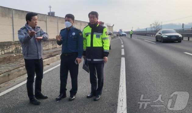 20일 충북 충주경찰서는 국도 3호선 충주 주덕~음성 생극 구간에 구간단속을 도입한다고 밝혔다. 사진은 현장 회의.(충주경찰서 제공)/뉴스1