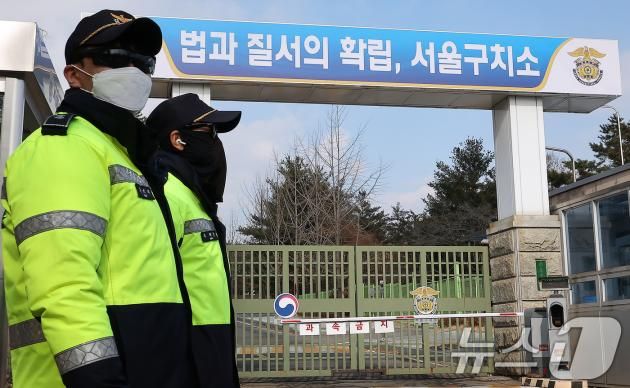 내란 수괴(우두머리) 등 혐의로 구속수감된 윤석열 대통령이 19일 고위공직자범죄수사처(공수처) 조사에 재차 응하지 않기로 했다. 앞서 공수처는 윤 대통령에게 이날 오후 2시 출석해 조사받으라고 통보했다. 공수처는 윤 대통령이 계속 조사에 불응할 경우 강제인치(강제구인)나 구치소 방문 조사 등을 검토할 방침이다. 사진은 이날 오후 경기 의왕시 서울구치소. 2025.1.19/뉴스1 ⓒ News1 김진환 기자